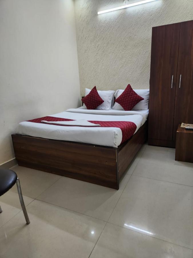 Hotel Cozy Cave New Delhi Eksteriør billede